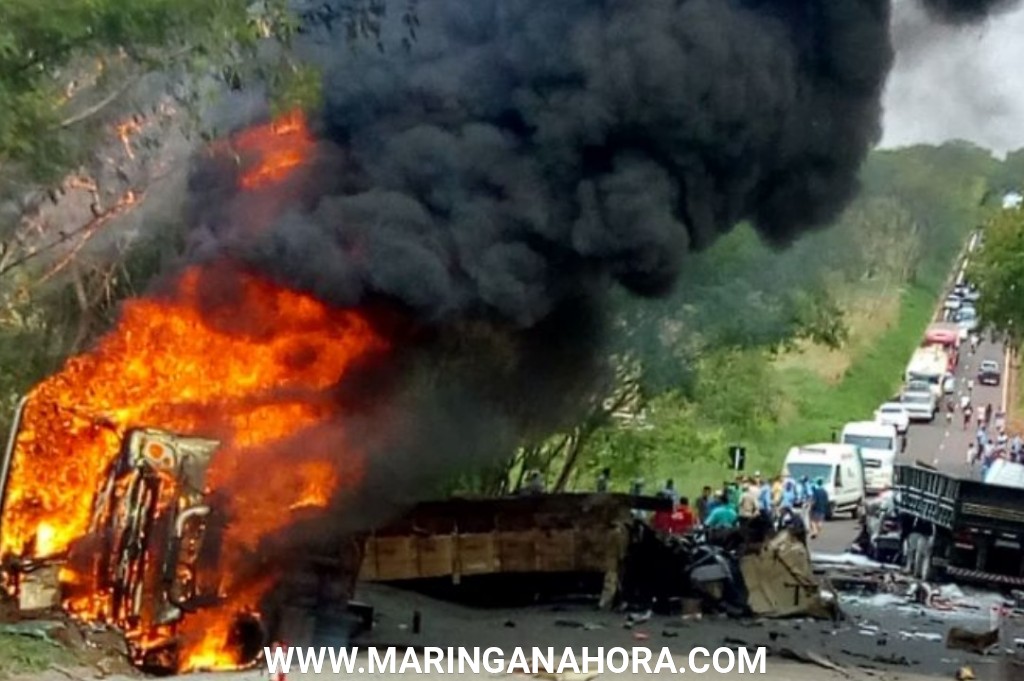 foto de Acidente entre duas carretas e um ônibus deixa ao menos três pessoas mortas e 16 feridos