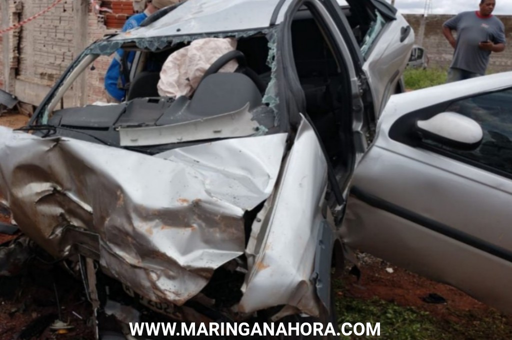 foto de Maringá; carro invade terreno baldio, bate em muro e duas pessoas ficam gravemente feridas