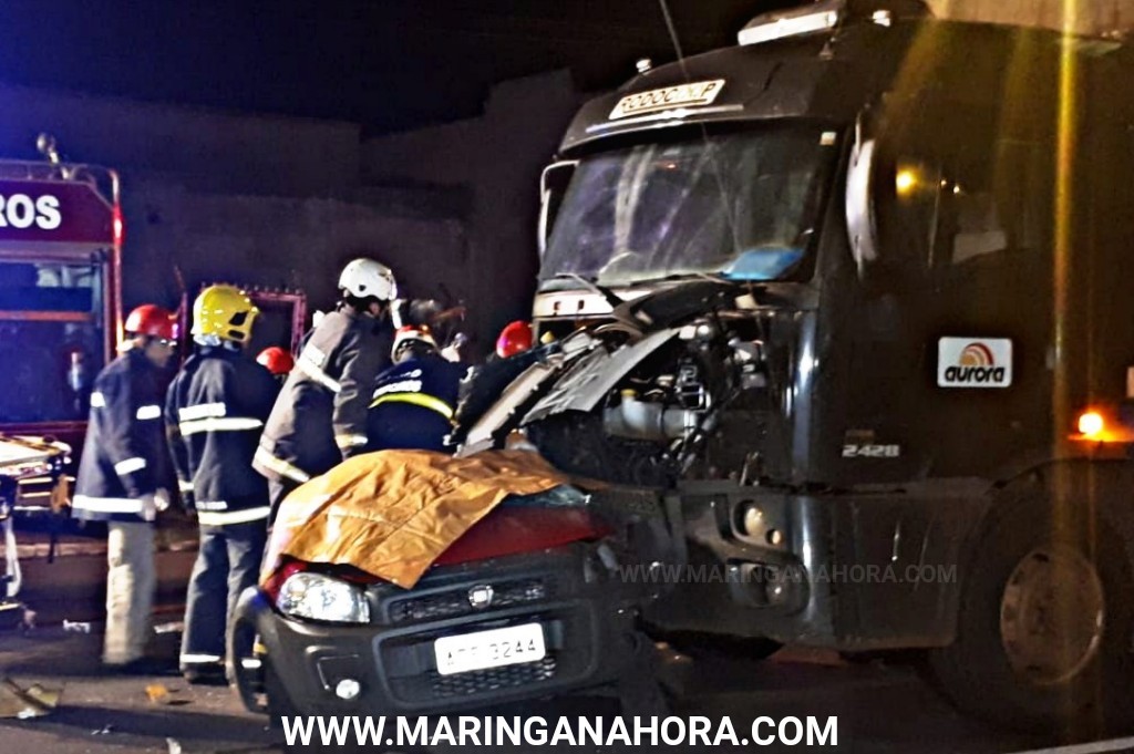 foto de Homem fica preso às ferragens após colisão com caminhão em Maringá 