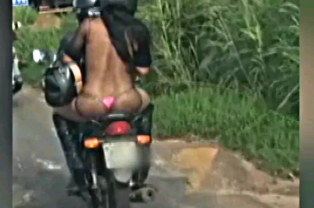 foto de Mulher na garupa de uma motocicleta apenas de calcinha em Umuarama