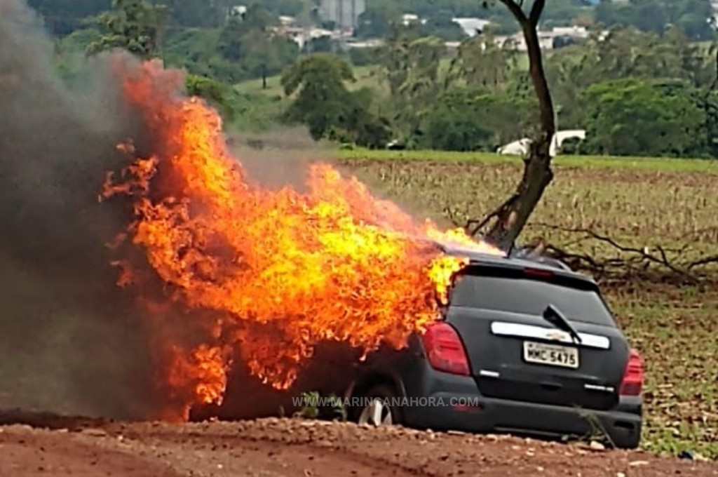 foto de Carro carregado de cigarros pega fogo na PR-323 no perímetro urbano de Paiçandu