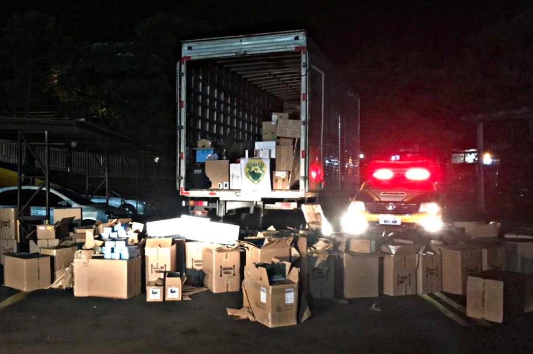 foto de Equipe Rotam da Polícia Rodoviária Estadual apreende caminhão carregado com diversas mercadorias eletrônicos do Paraguai