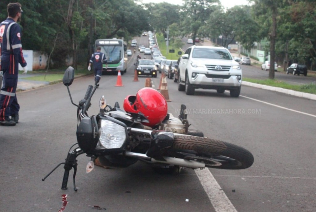 foto de Acidente entre moto e caminhão deixa jovem com ferimentos graves em uma das pernas em Maringá 