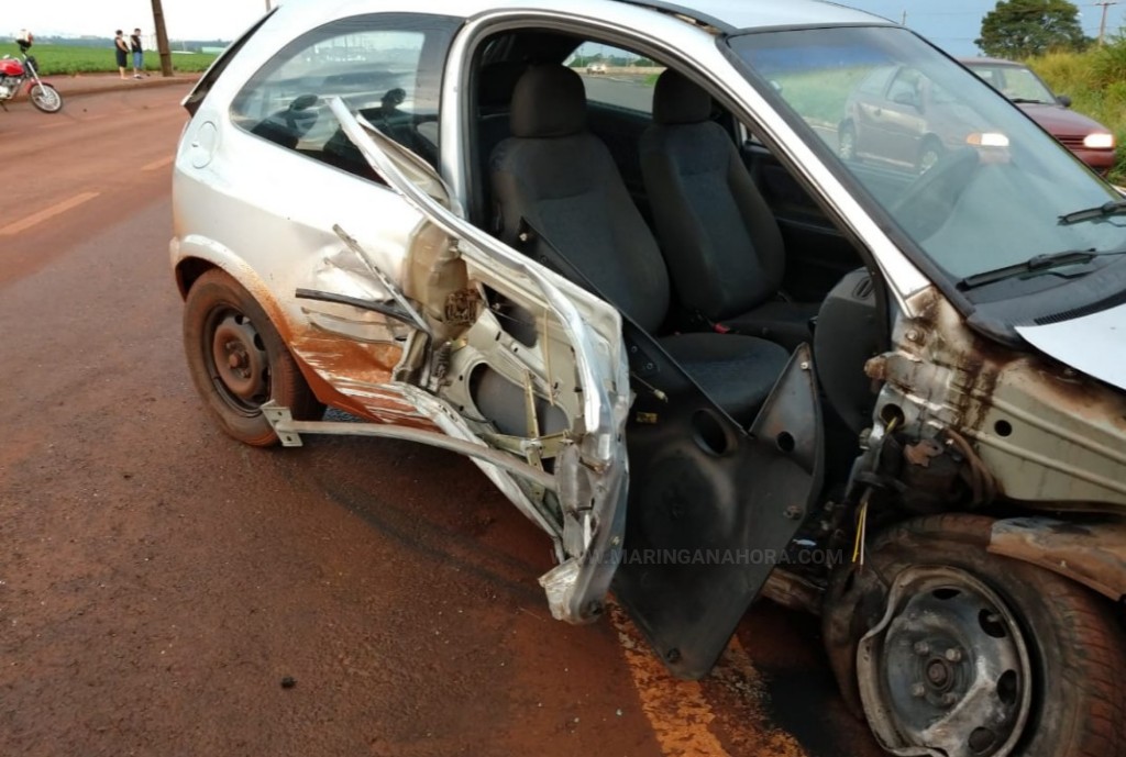 foto de Carro bate em poste na marginal da rodovia em Paiçandu