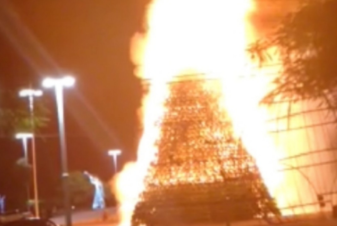 foto de Incêndio destrói árvore de natal instalada na Praça da Catedral em Maringá