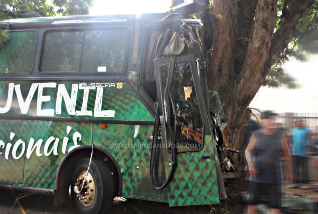 foto de Ônibus adesivado com logo da chapecoense sofre acidente em Maringá-PR