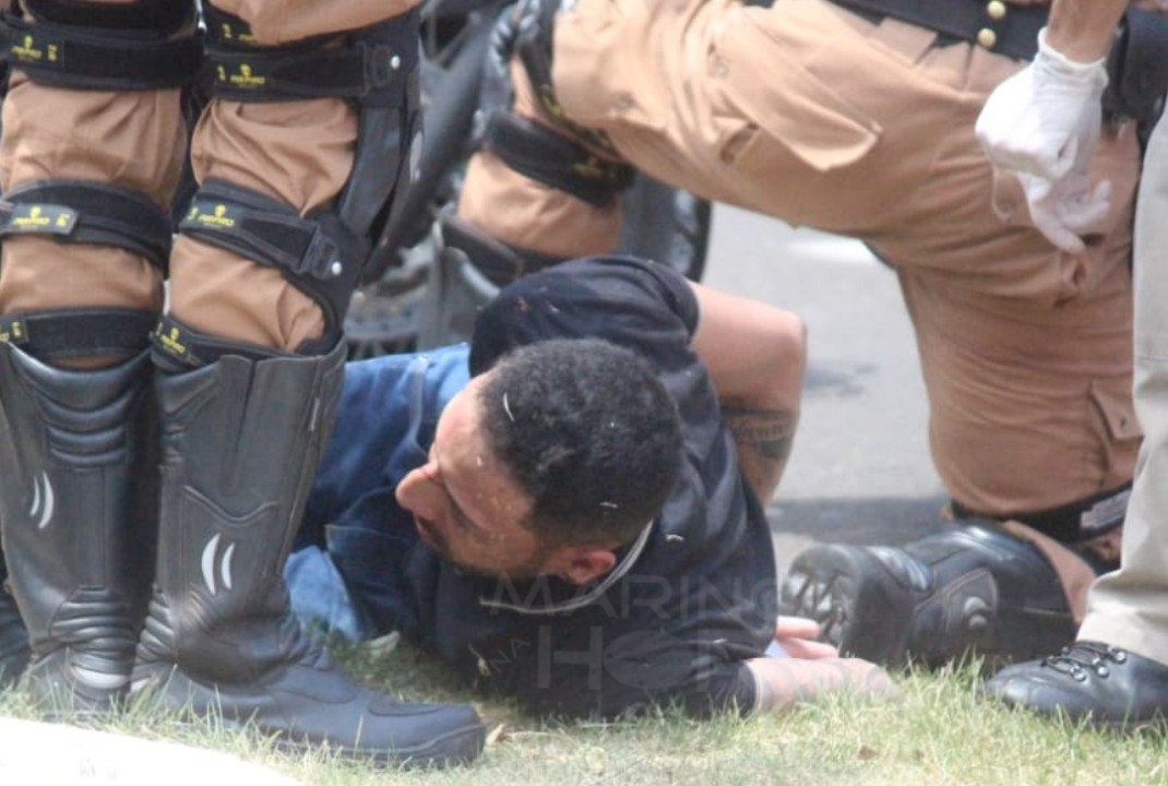 foto de Após perseguição motociclista bate em árvore, e é preso com drogas e dinheiro em Maringá