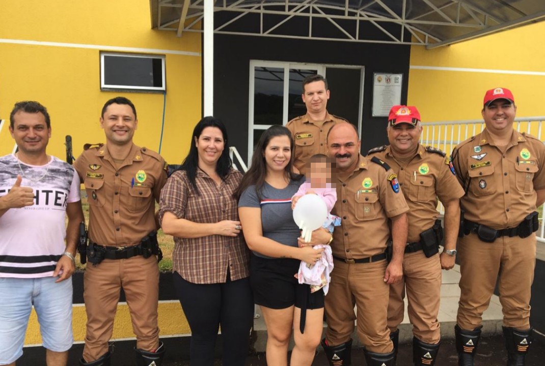 foto de Policiais militares salvam criança de 1 ano que engasgou com as pedras que enfeitam o laço do arquinho