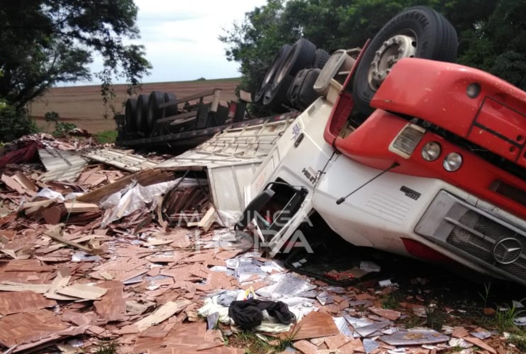 foto de Carreta carregada, capota após motorista perder controle em curva entre os municípios de São Jorge do Ivaí e Doutor Camargo