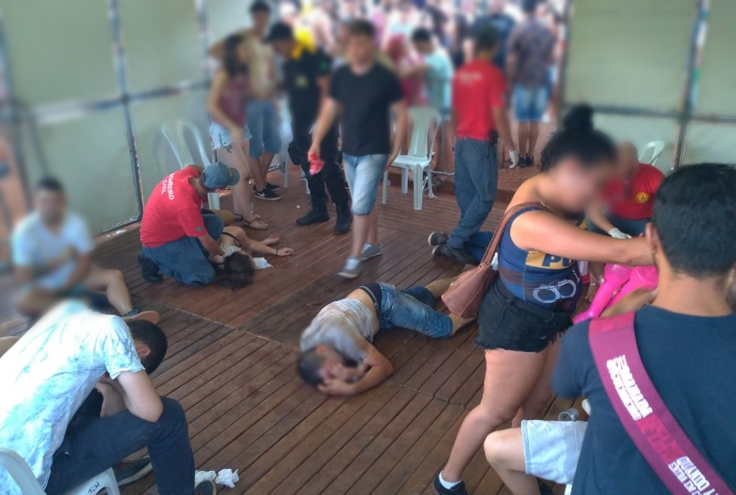 foto de Carnaval organizado pela administração de Maringá começa com jovens bêbados e alguns deles em estado grave 