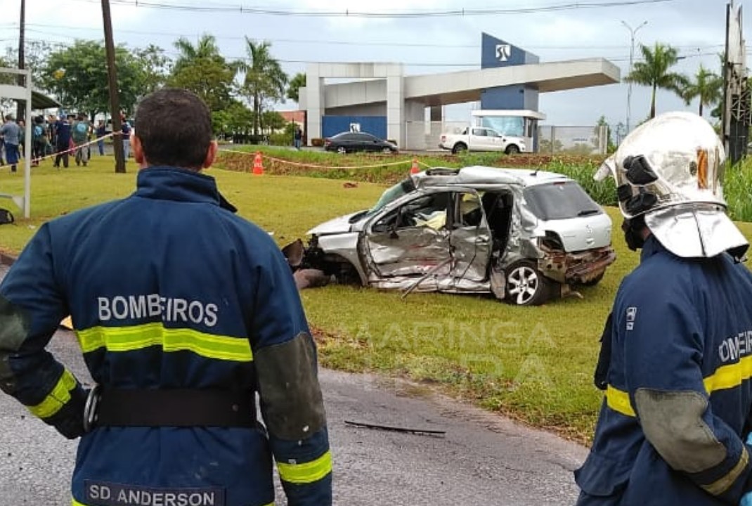 foto de Casal morre e filho de 13 anos fica gravemente ferido em acidente entre carreta e carro na PR-317, entre Maringá e Iguaraçu