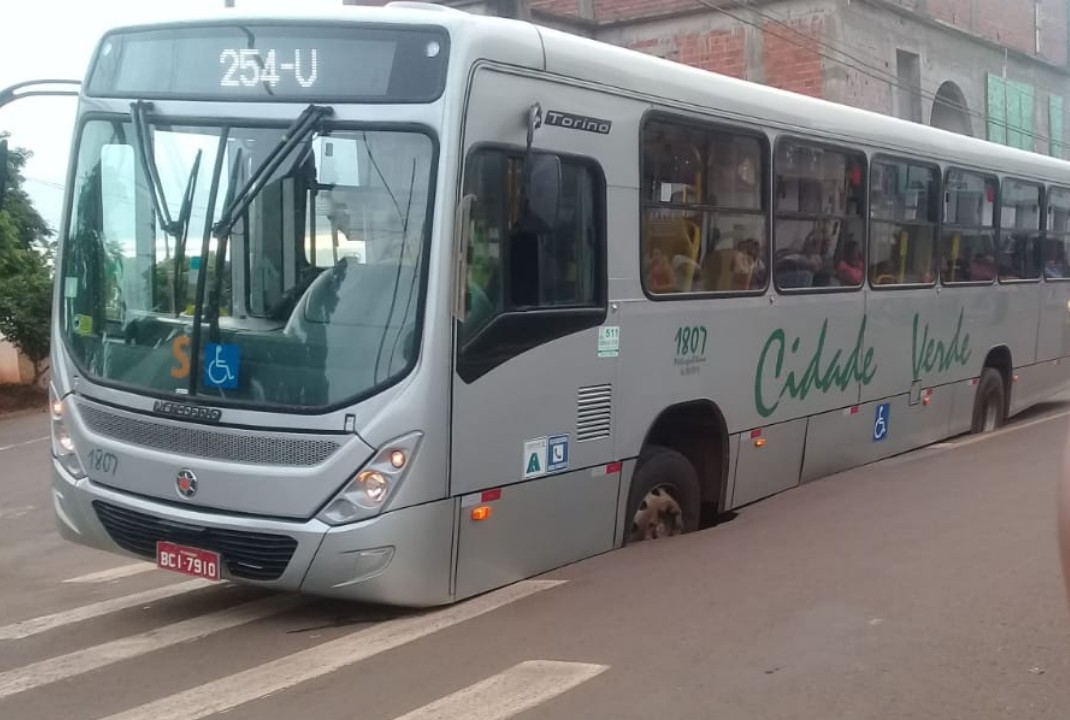 foto de Asfalto cede, e ônibus ficam presos em buraco em Sarandi