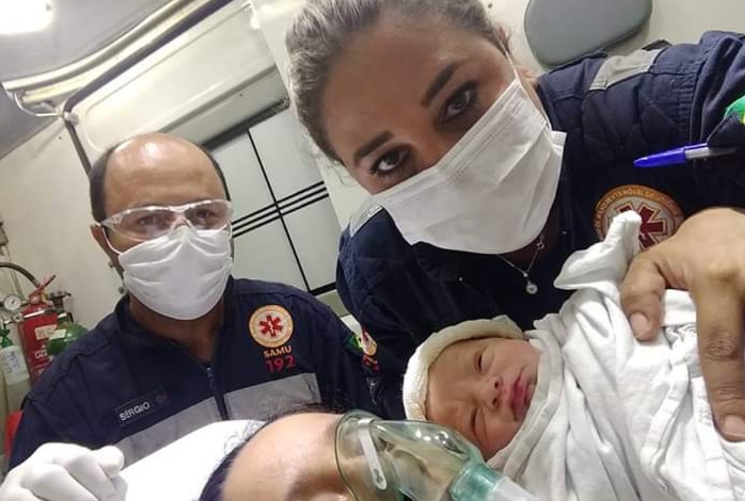 foto de Sarandi; bebê nasce em ambulância do Samu durante percurso até hospital