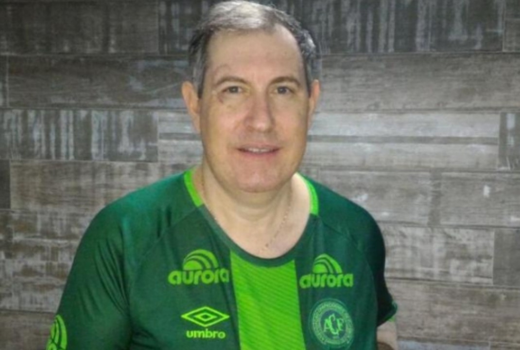 foto de Morre Rafael Henzel, jornalista sobrevivente da tragédia com o avião da Chapecoense