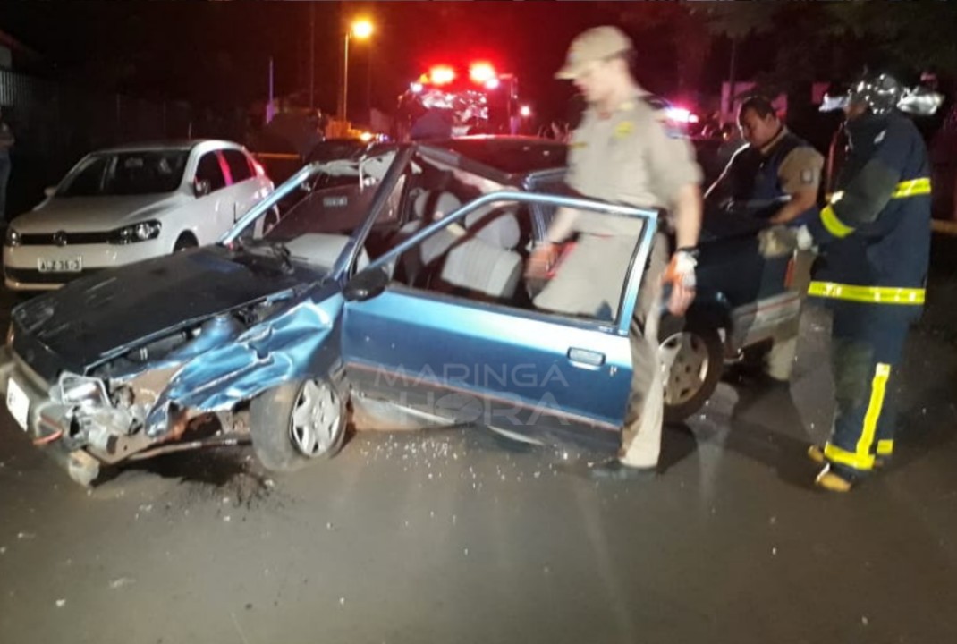 foto de Motorista perde o controle da direção, bate em veículos estacionados e tomba com o carro em Maringá