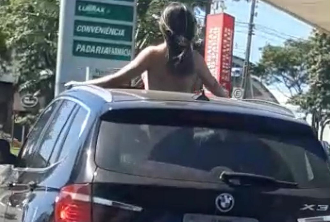 foto de Em plena a sexta-feira santa mulher faz topless no teto-solar de carro de luxo em Maringá