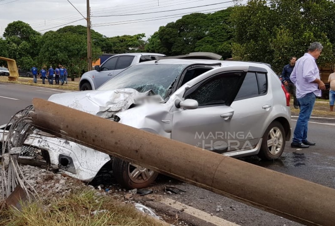 foto de Mulher perde controle do veículo e derruba poste em Maringá