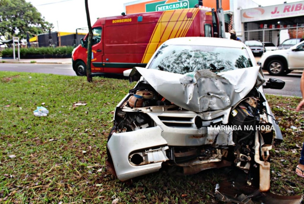 foto de Motorista bate em árvore e fica gravemente ferido em Maringá