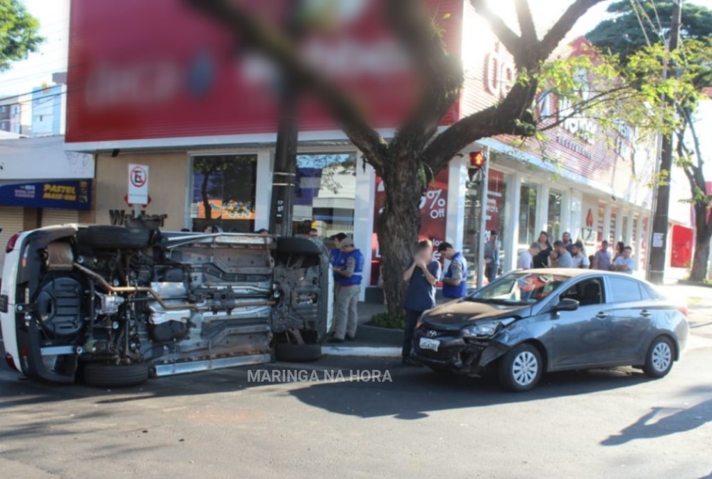 foto de Veículo tomba após colisão com outro carro em cruzamento de avenida em Maringá