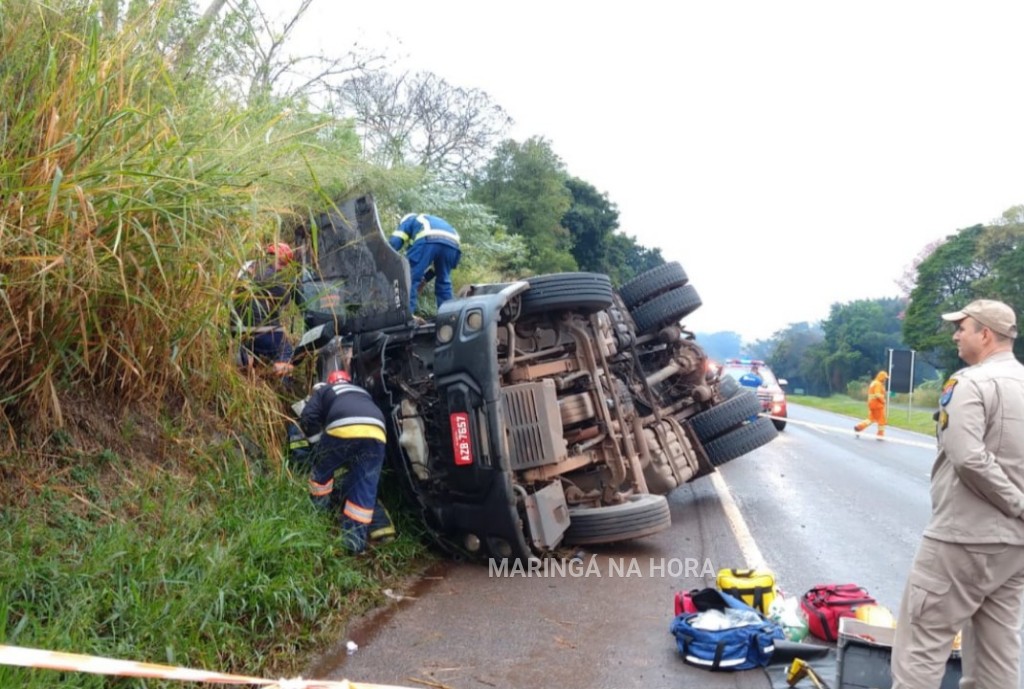 foto de Caminhão tomba e deixa duas pessoas feridas na PR-317 entre Maringá e Floresta