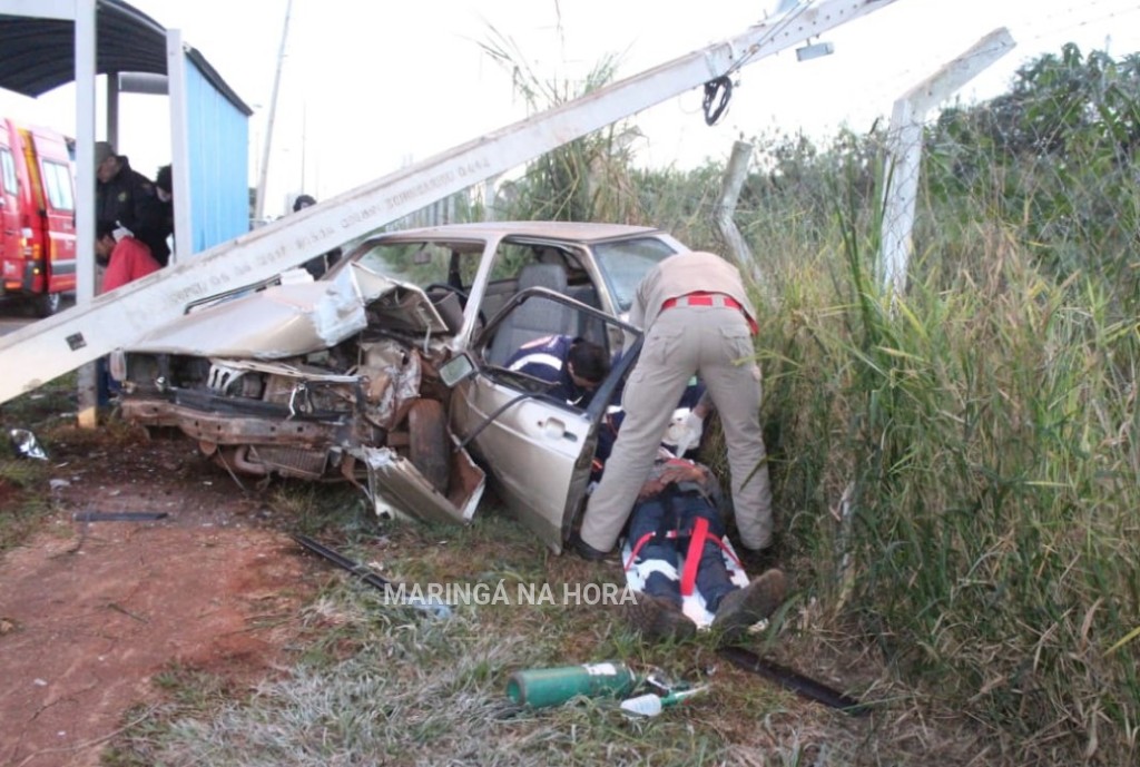 foto de Duas pessoas ficaram feridas após motorista perder controle do carro e bater em poste em Maringá