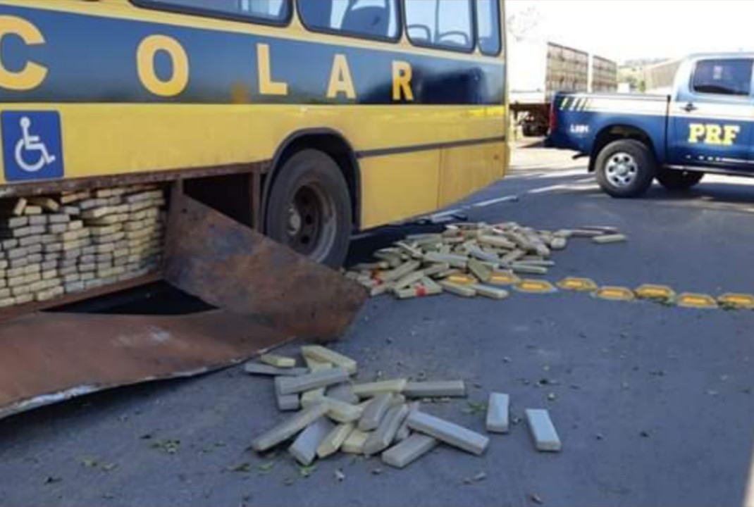 foto de PRF apreende quase uma tonelada de maconha em falso ônibus escolar