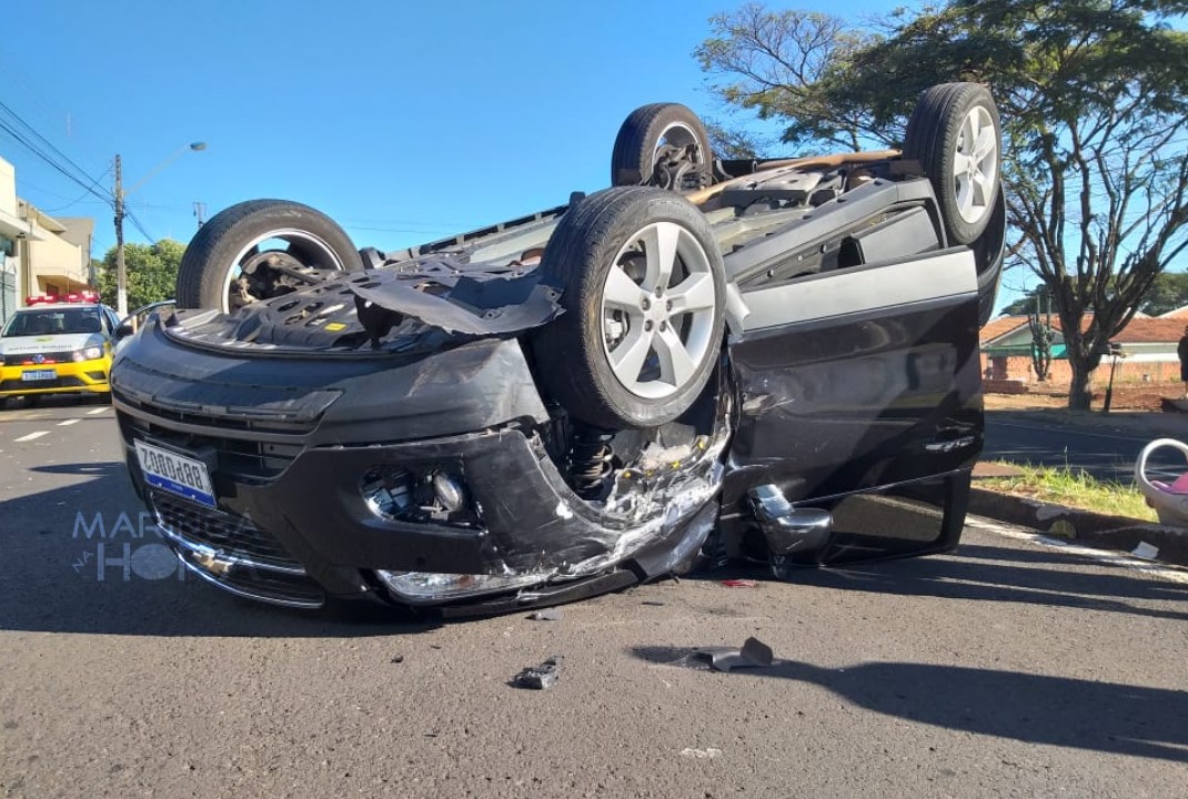 foto de Carro capota depois de atingir caminhonete estacionada