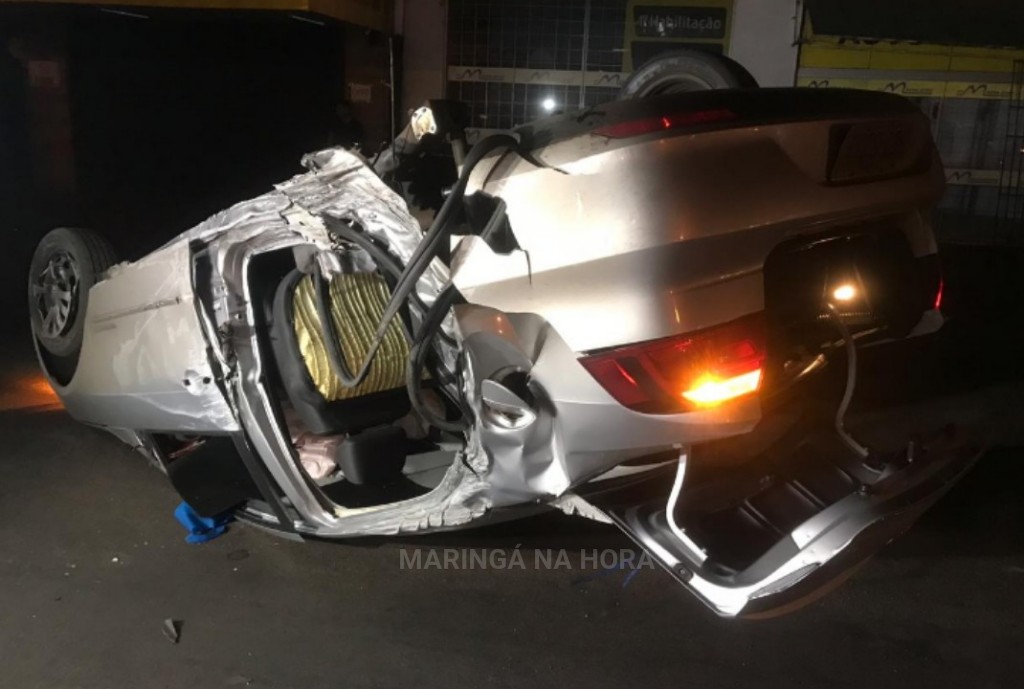 foto de Motorista bate em poste e capota carro na avenida Colombo em Maringá