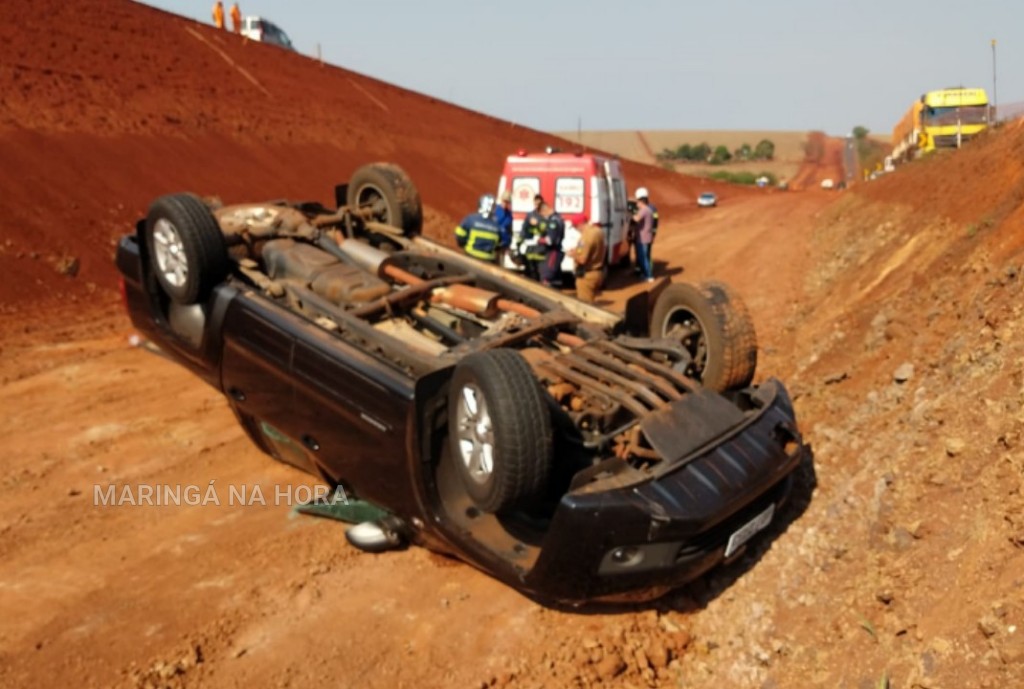 foto de Mulher dorme ao volante e capota caminhonete na PR-323 entre Água e Doutor Camargo