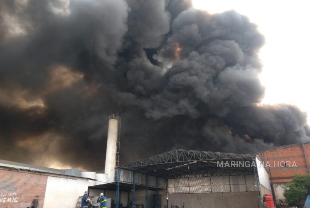 foto de Incêndio de grandes proporções em fábrica de borracha em Maringá 