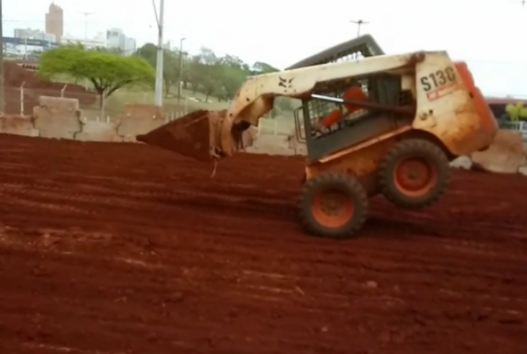 foto de Em Londrina, trabalhadores são demitidos após fazerem manobras arriscadas em bobcat