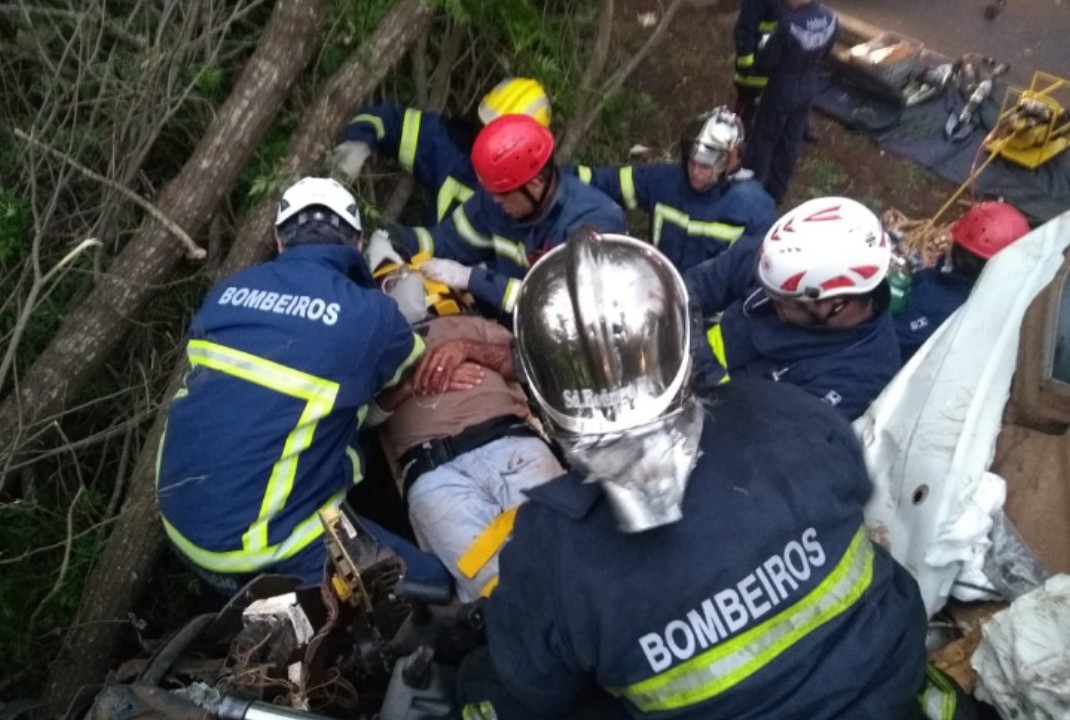 foto de Grave - Motorista fica preso nas ferragens de caminhão na PR-317