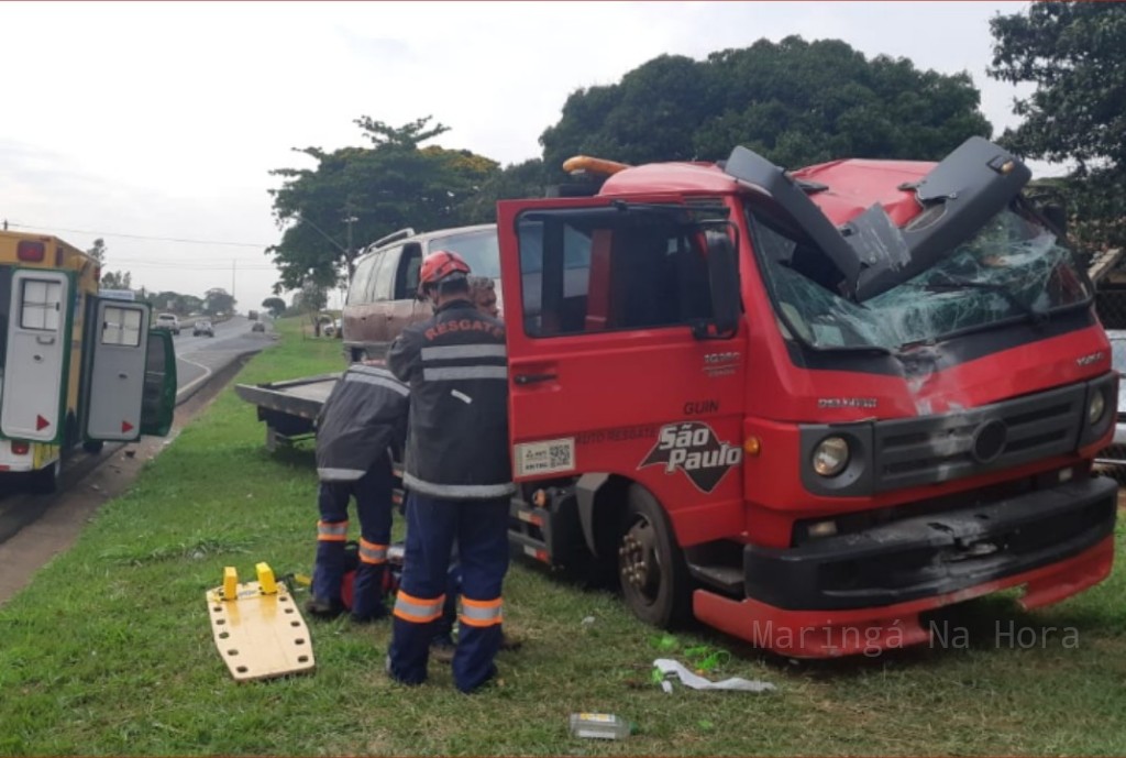 foto de Motorista de caminhão ao desviar de cachorro sofre grave acidente na BR-376 em Iguatemi