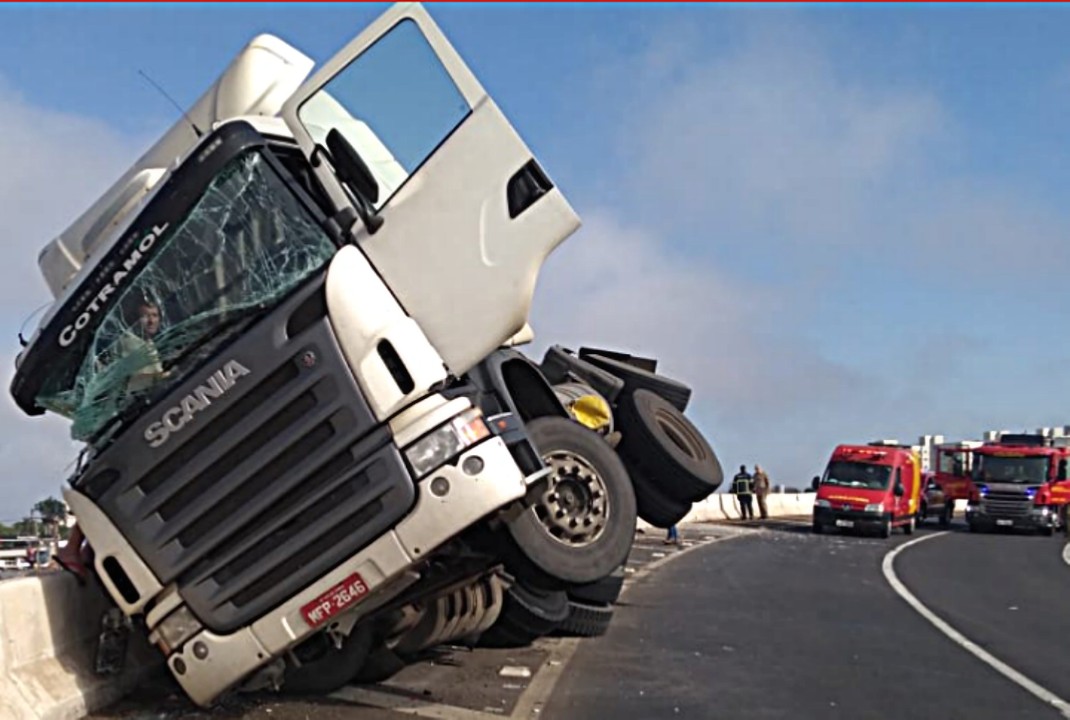 foto de Carreta tomba sobre mureta do viaduto do Contorno Norte em Maringá