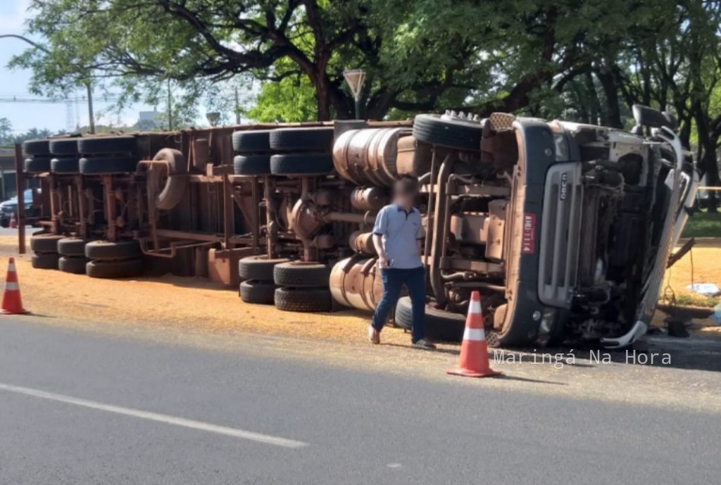 foto de Tombamento de carreta em Maringá