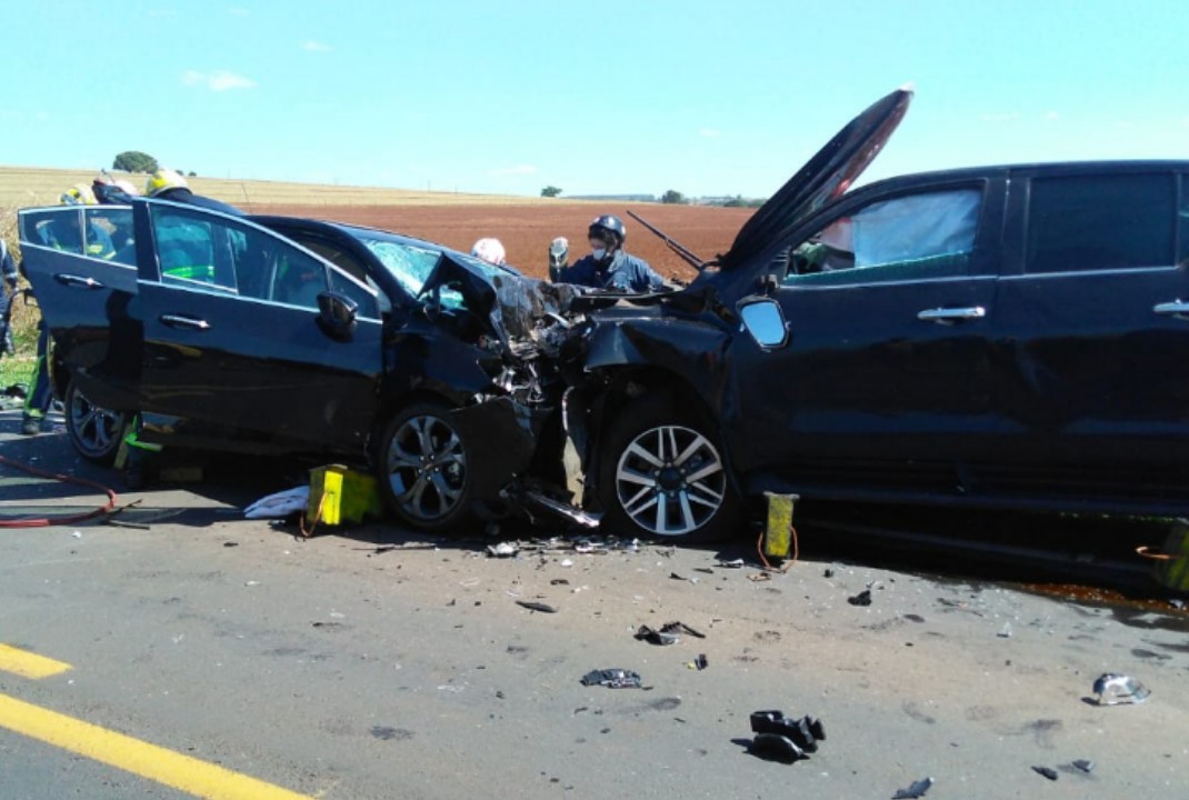 foto de Motorista fica presa entre as ferragens em batida frontal na PR-317