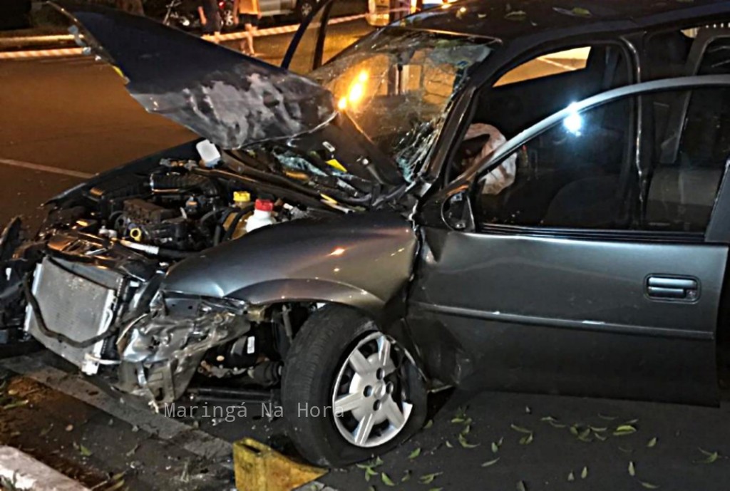 foto de Motorista fica ferido após bater carro contra árvore em Maringá 