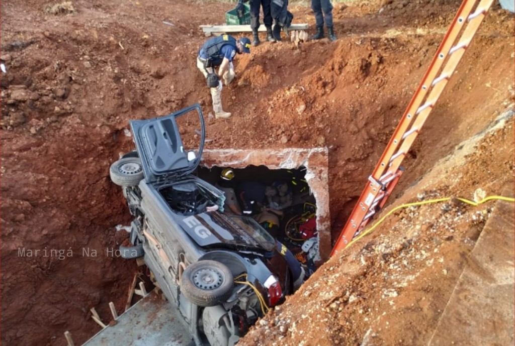 foto de Vigilantes de Maringá ficam feridos após carro cair em buraco