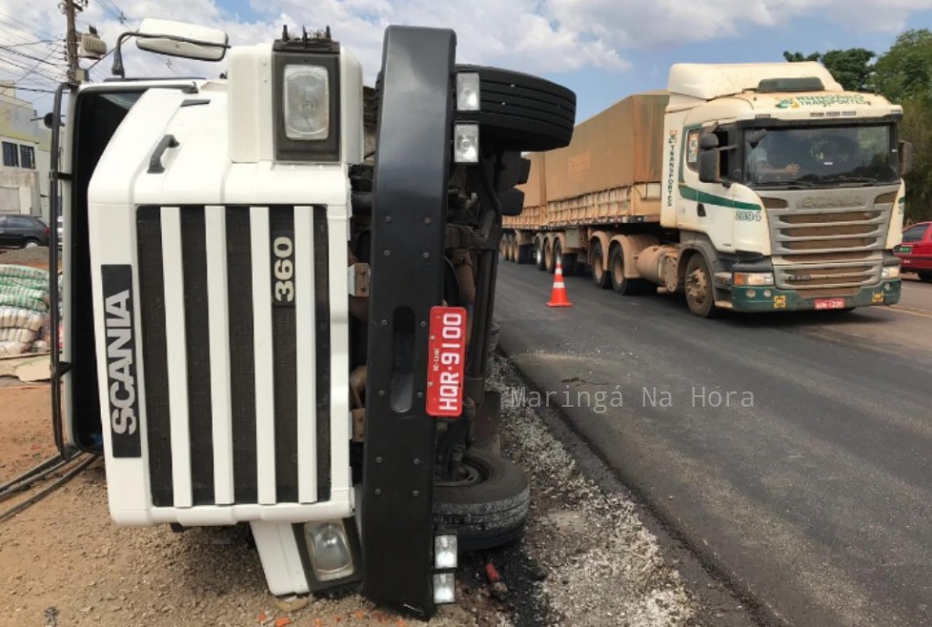 foto de Flagrante – Carreta sai da pista, cai em canaleta e tomba no Contorno Sul em Maringá