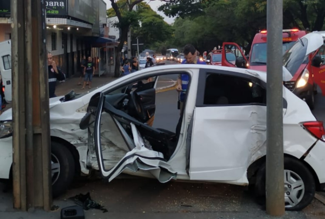 foto de Acidente entre dois carros deixa dez pessoas feridas em Maringá, uma delas em estado gravíssimo