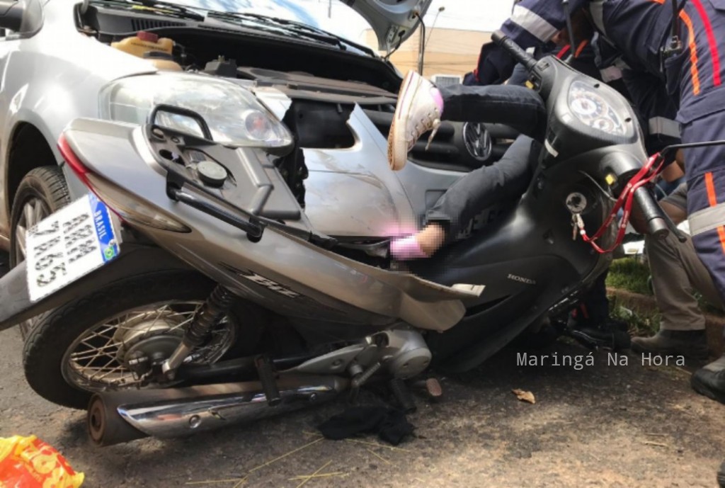 foto de Mulher fica com pé preso em ferragens após acidente entre moto e carro, em Maringá