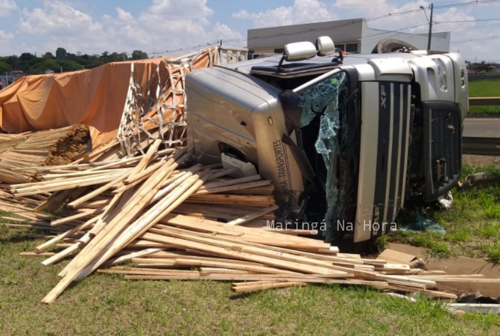 foto de Carreta carregada com madeiras tomba no Contorno Norte de Maringá 