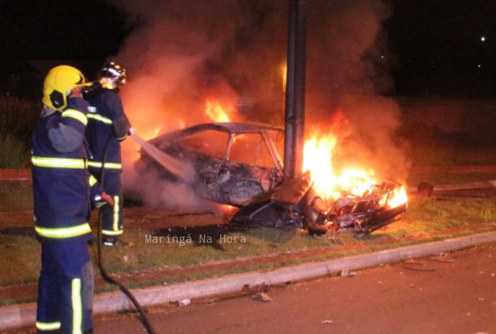 foto de Maringá - Ao bater em poste motorista ateia fogo em carro