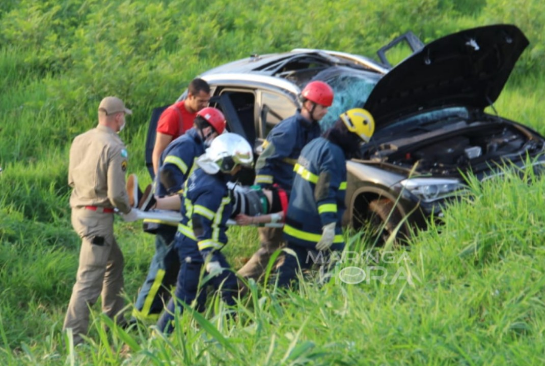 foto de Carro com 7 jovens capota na rodovia PR-317 em Maringá