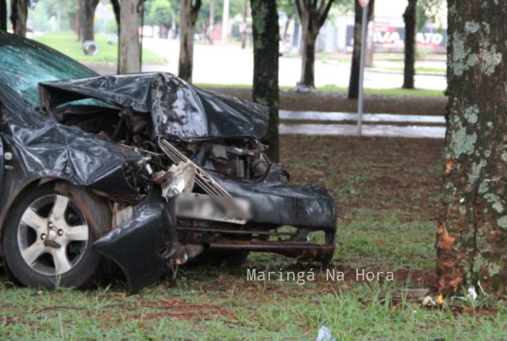 foto de Motorista sofre ferimentos graves após invadir rotatória e bater carro contra árvore em Maringá