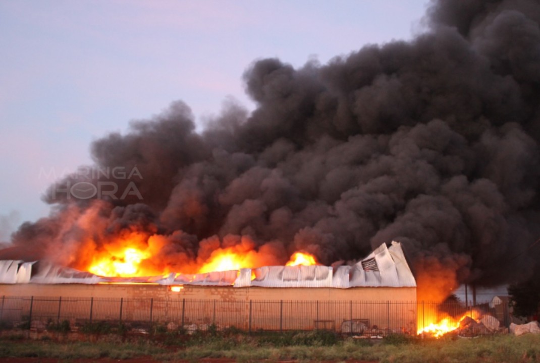 foto de Incêndio destrói barracão com recicláveis em Paiçandu