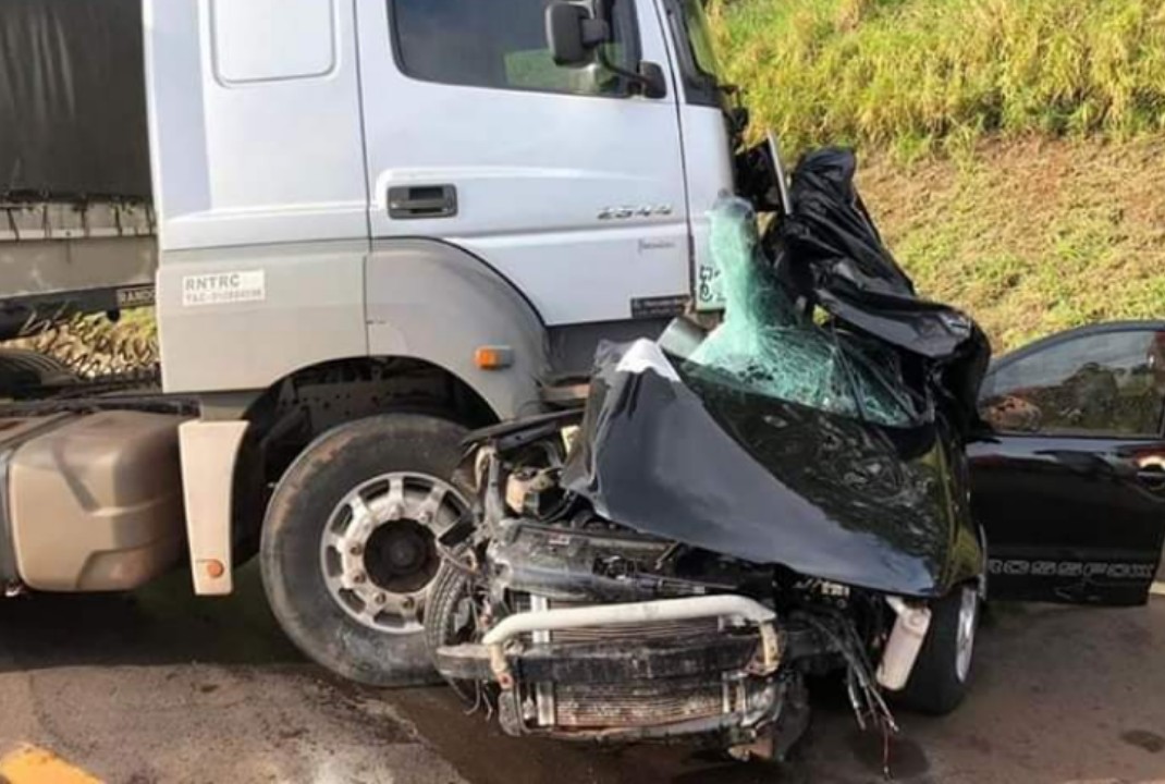 foto de Acidente entre carro e caminhão resulta em dois mortos na BR 163 em Marechal Rondon