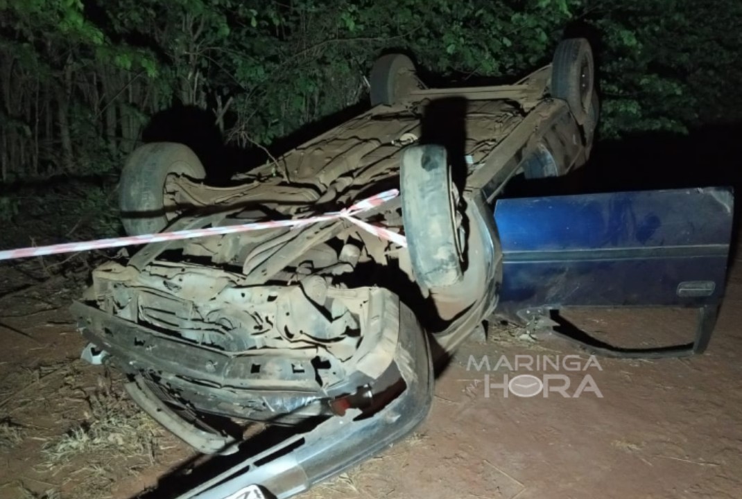 foto de Carro de Maringá capota e passageiro é ejetado e morre na hora