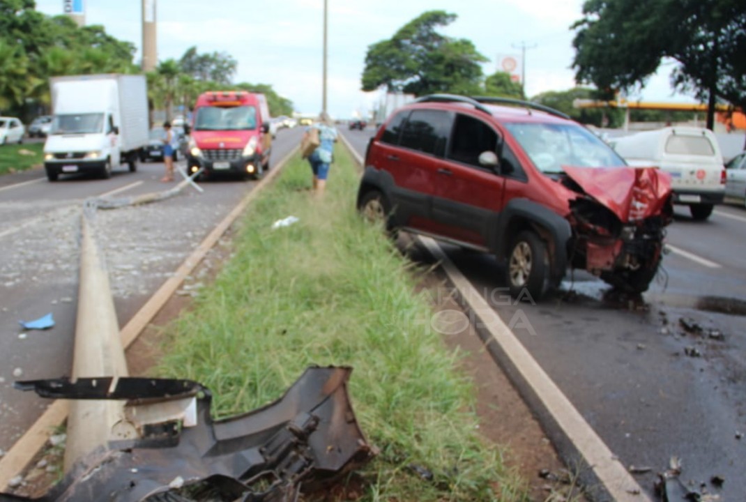 foto de Motorista derruba poste após acidente na Avenida Colombo em Maringá  