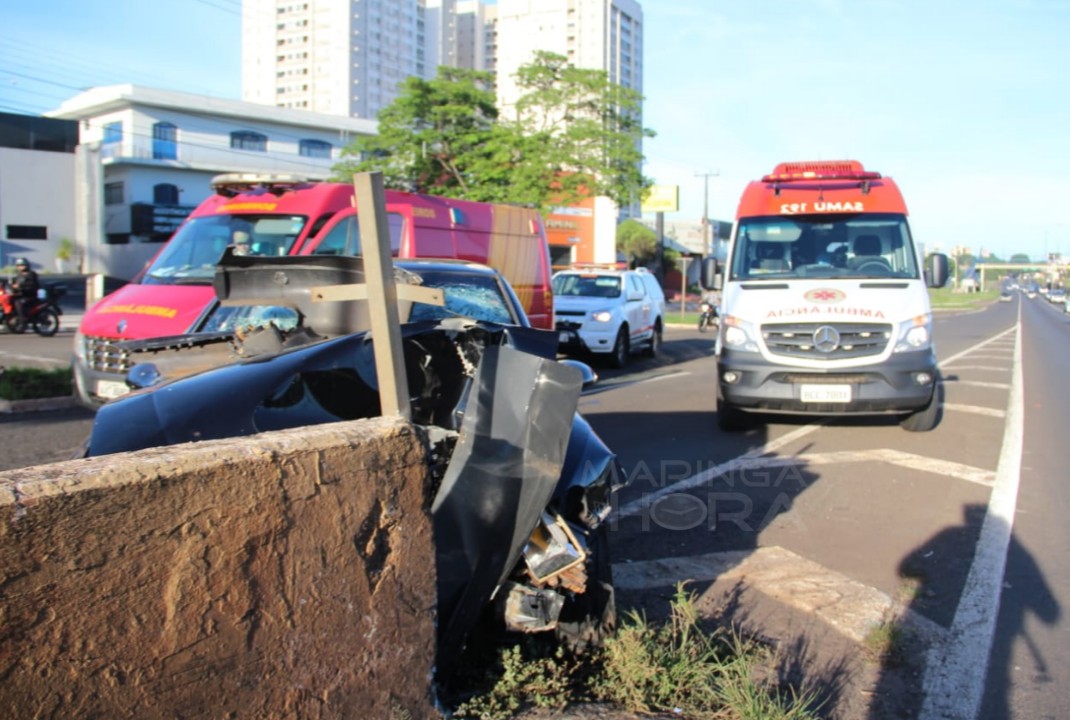 foto de Motorista perde o controle da direção e bate carro contra mureta de viaduto em Maringá